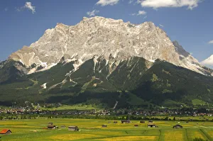 Chains Collection: Ehrwalder Becken valley with Mt. Zugspitze, Wettersteingebirge range, Ehrwald, Zugspitz Arena