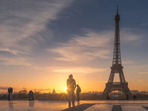 Images Dated 9th November 2013: Eiffel tower at sunrise