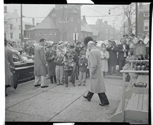 Gettysburg Prints: Eisenhower Tipping His Hat to Crowd