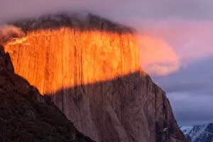 Images Dated 26th November 2015: El capitan mountain sunlit