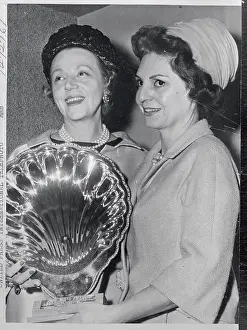 Elanor Lambert Receiving the She-Shell Award
