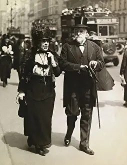 5th Avenue Prints: Elderly Couple on Fifth Avenue