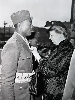 Hero Prints: Eleanor Roosevelt Awarding the Soldier's Medal