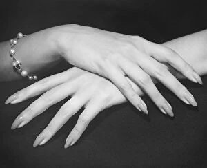 Images Dated 5th May 2006: Elegant woman (Close-up of hands), (B&W)