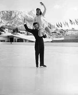 Elisabeth Schwarz and Kurt Oppelt Skating