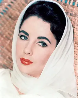 Lac0044 Prints: Elizabeth Taylor In Giant