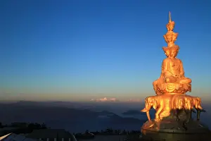 Deep Snow Prints: Emei Shans Golden Summit