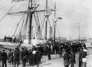 Sailing Ship Gallery: Endurance Leaves