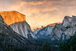 Wilderness Collection: Epic sunset over Yosemite Valley from the Tunnel View Lookout