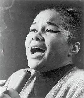 Etta Performing