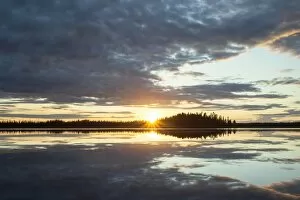 Images Dated 27th July 2011: Evening atmosphere at Kashwitna Lake near Willow, Alaska, United States