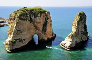 Images Dated 22nd March 2010: Excursion boat off the Pigeons Rock, Grotte aux Pigeons, limestone rocks eroded by wind