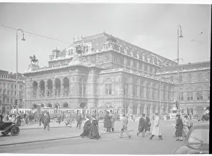 Appreciation Prints: Exterior of the Vienna State Opera House with Pedestrians