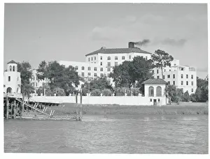 Savannah Prints: Exterior View of Hotel and Grounds