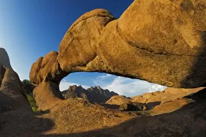 Images Dated 2nd April 2011: The Eye of Spitzkoppe, the famous Natural Rock Bridge / Arch at Spitzkoppe in the Erongo Region