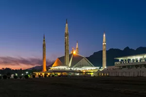 Images Dated 5th November 2016: Faisal Mosque at night, Pakistan