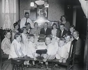 Hoboken Prints: Family Of 17 Seated At Dinner Table