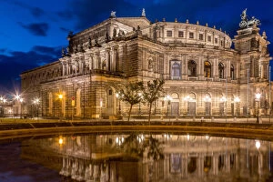 Images Dated 12th August 2014: Famous opera house, the Semperoper in Dresden