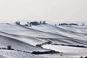 Hilly Landscape Gallery: Farmhouse on a snow-covered hill near Monteroni dArbia, Tuscany, Italy, Europe