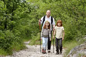 Father Prints: Father and children hiking on the Albrecht Duerer Weg near Laag