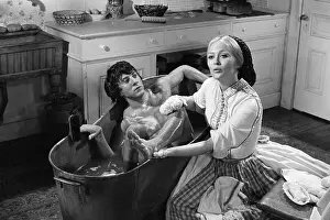 Bathtub Prints: Faye Dunaway Hand-Bathes Dustin Hoffman