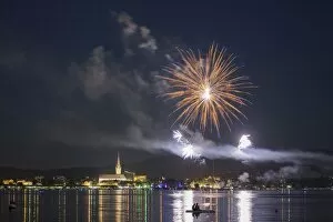 Images Dated 21st July 2013: Fireworks during the Hausherrenfest festival, couple on a floating island in Lake Constance at
