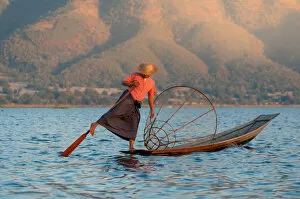 Images Dated 1st January 2013: Fisherman at inle lake