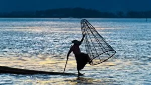 Images Dated 1st January 2013: Fisherman at inle lake