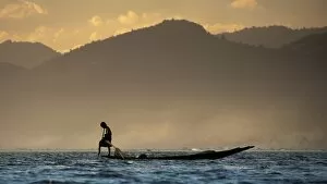 Images Dated 1st January 2013: fisherman at inle lake