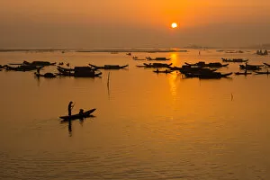 Images Dated 27th April 2015: Fishermen return their Fishing Village in Hue, Vietnam