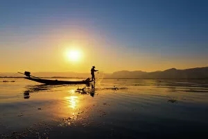 Images Dated 17th December 2013: Fishersman in Inle lake