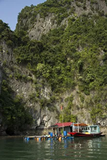 Images Dated 31st October 2012: Fishing village in Ha Long Bay, Vietnam