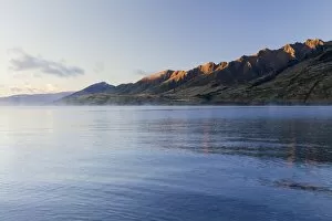 Images Dated 18th January 2013: Fog over Lake Hawea, mountain slopes in the morning light, Hunter Valley, Otago Region, New Zealand