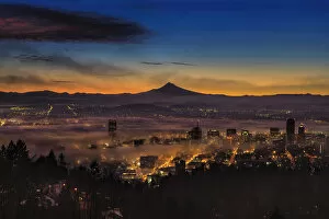 Images Dated 31st January 2015: Fog rolling in at dawn over the city of Portland
