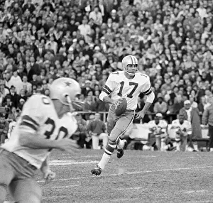 Football Player Don Meredith Downfield