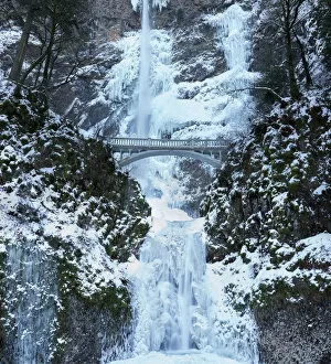 Images Dated 16th January 2017: Footbridge over Multnomah Falls in winter, Columbia River Gorge National Scenic Area, Oregon, USA