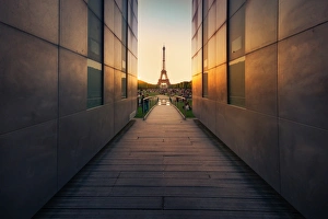Images Dated 11th June 2014: Framing Eiffel