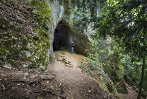 Images Dated 27th May 2012: Frauenhohle cave, natural monument, Jurassic limestone, lower entrance on the Egloffstein culture
