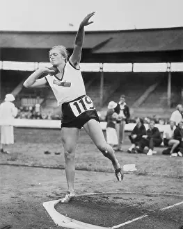 Fraulein Mauermeyer in Putting Position