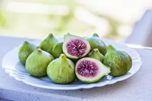 Images Dated 13th September 2012: Fresh green figs -Ficus carica- on a plate, Lagos, Algarve, Portugal, Europe