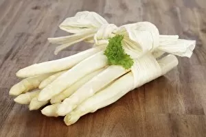 Fresh unpeeled white asparagus
