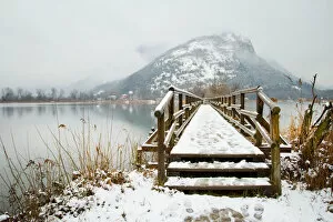 Images Dated 24th February 2013: Frozen lake in winter