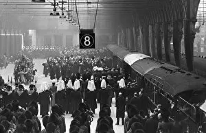 Images Dated 31st March 2016: Funeral Train; King George VI coffin is loaded onto a train at Paddington Station