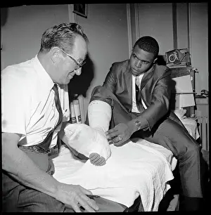 Gale Sayers Discusses His Cast With a Trainer