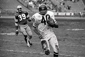 Gale Sayers Gets Around Kermit Alexander