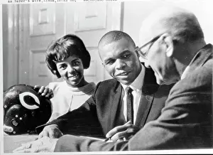 Gale Sayers Signs on as a Chicago Bear