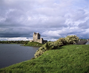 Images Dated 2nd April 2017: Co Galway, Dunguire Castle