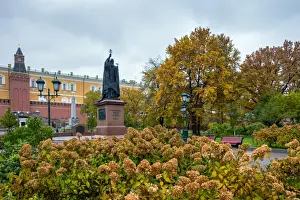 The garden behide Kremlin palace in autumn season, Moscow