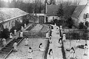 Topical Press Agency Collection: Gardening Nuns