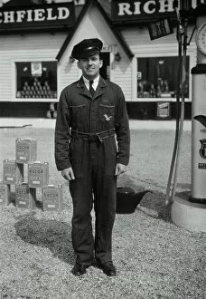 Images Dated 31st August 2005: GAS STATION ATTENDANT IN UNIFORM